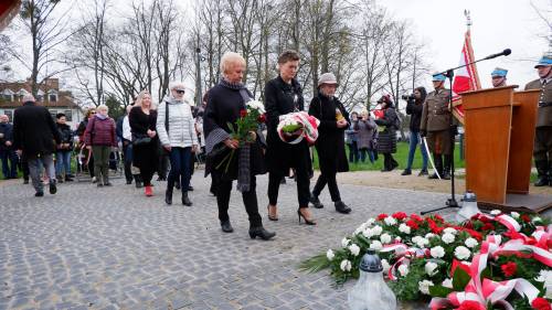 Uroczyste złożenie kwiatów pod pomnikiem podczas obchodów 83. rocznicy Zbrodni Katyńskiej